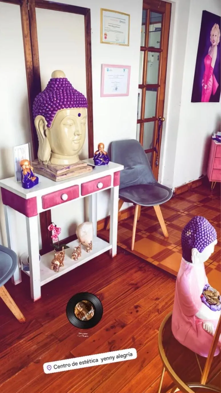 Interior del centro Yenny Alegría, con detalles violeta y mobiliario de madera